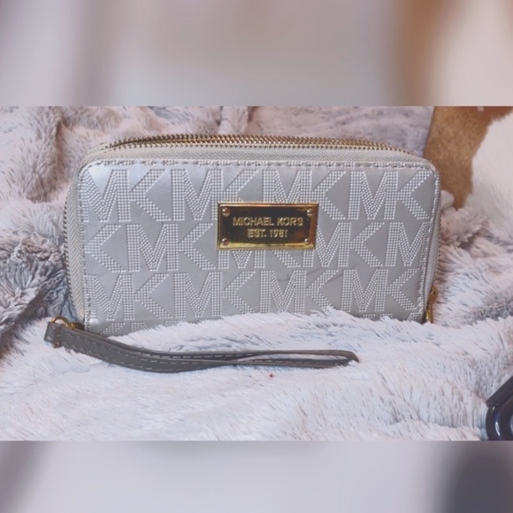 Michael Kors Double Layer Zip
Around Wallet MK - Picture 1 of 4